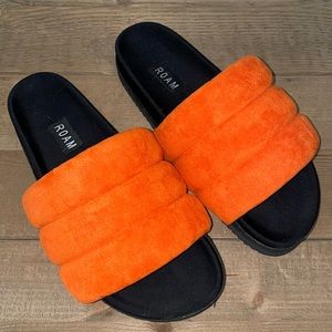 LIKE NEW Roam Sandals in Orange!